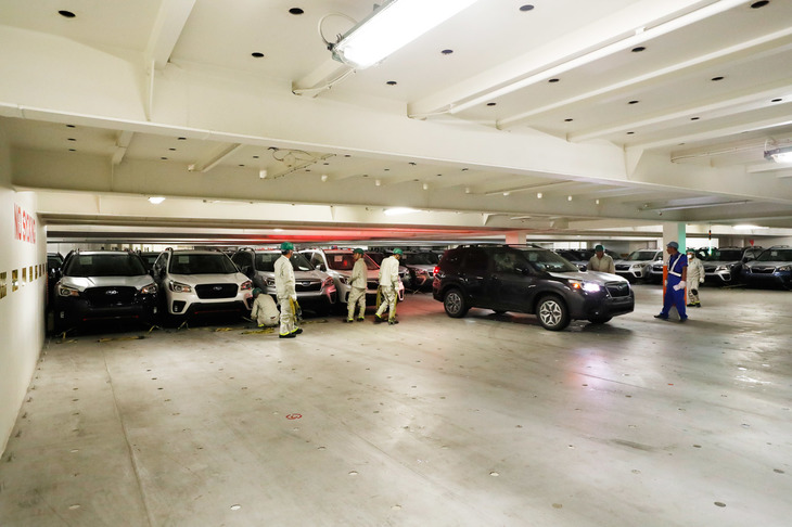 「ギャング」と呼ばれるスタッフによって整然と運び込まれる輸出車両。スタッフの役割は、ここまでのクルマの運搬、現場での駐車、車両の誘導、クルマの固定と、細かく分けられている。