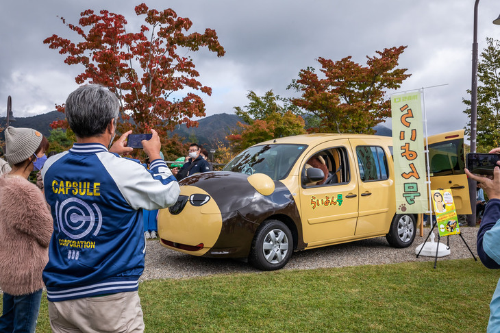 関西のテレビ局、毎日放送（MBS）のイメージキャラクター「らいよんチャン」の顔がボディーの前面に描かれた「らいよん号」も登場。クルマの前で記念撮影をする人が後を絶たなかった。