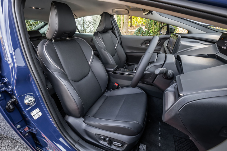 スポーティーなエクステリアデザインから先代よりも狭くなったキャビンを想像してしまうが、前後席のヒップポイントがより低くより後ろに移動しているので、ヘッドルームは先代と大きく変わらない。「Z」グレードでは、合成皮革のシート表皮が標準仕様となり、前席にヒーター／ベンチレーション機能が備わる。