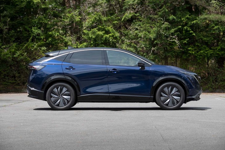 ボディーの全長は4595mmでホイールベースは2775mm。ライバルとなるトヨタ＆スバルの最新EVよりもひと回りコンパクトだ。