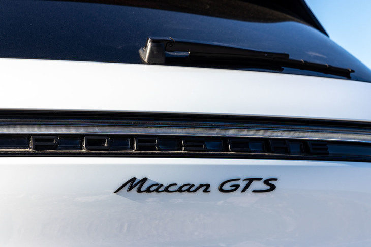 左右のリアコンビランプを結ぶ発光式ストリップにブラック仕上げの「PORSCHE」ロゴを配置。これは「マカン」シリーズにオプションとして用意される「スポーツデザインパッケージ」に含まれるもので、「GTS」には標準装備となる。