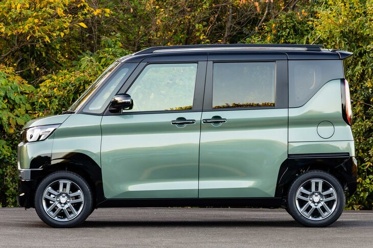 サイドビューでは、ブラックで塗り分けられたホイールアーチが特徴。全高はFF車が1800mm、4WD車が1830mmとかなり異なる。