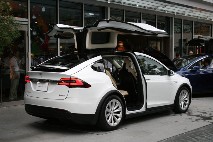 ボディーサイズは全長5037×全幅2070×全高1680mm。車重は2468kg。ドアを開いた状態だと全高は2200mmに達する。