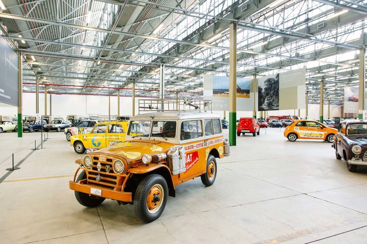 エピック・ジャーニーのコーナーに置かれた「フィアット・カンパニョーラA.R.51」。1952年にアフリカ大陸を横断した。所要日数は11日と4時間54分45秒。走行距離は1万5256km。カンパニョーラはイタリア陸軍の要請で生まれたオフロード車だが、民間用に販売されることになったため耐久性をアピールするためこの企画が生まれたようだ。ベテランドライバーのP.ブッティがステアリングを握った。