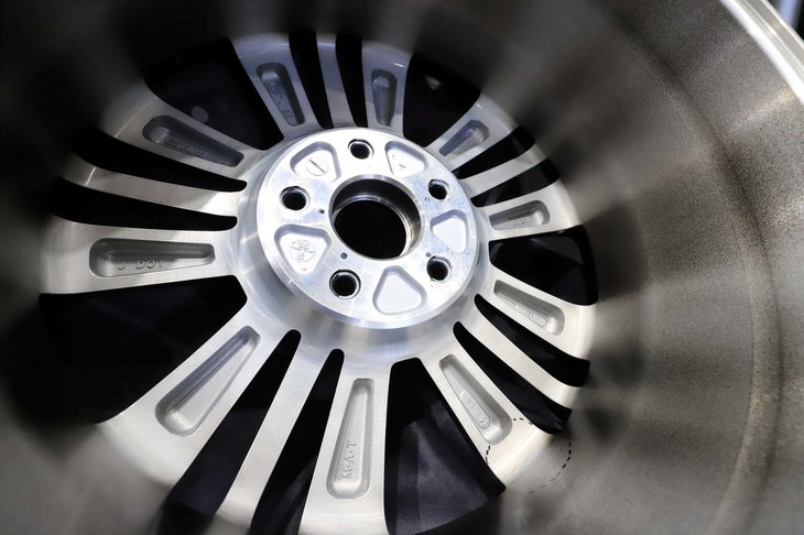 専用アルミホイールの裏面。スポーク部には肉抜き加工が施されている。ちなみにモデューロは、1994年にホイールのブランドとしてスタートした。