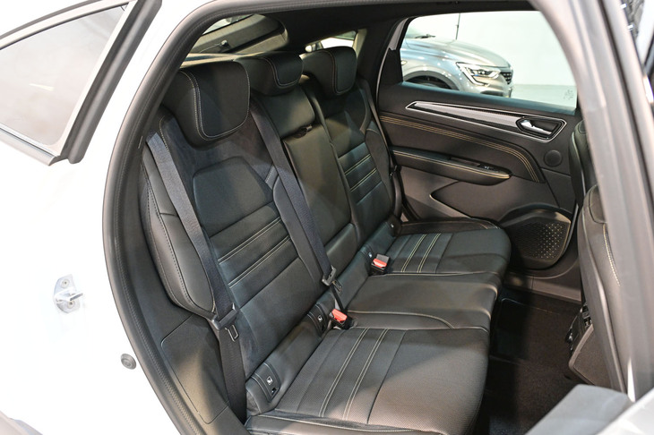前席ともどもシートのステッチにもウオームチタニウムカラーが使われる。