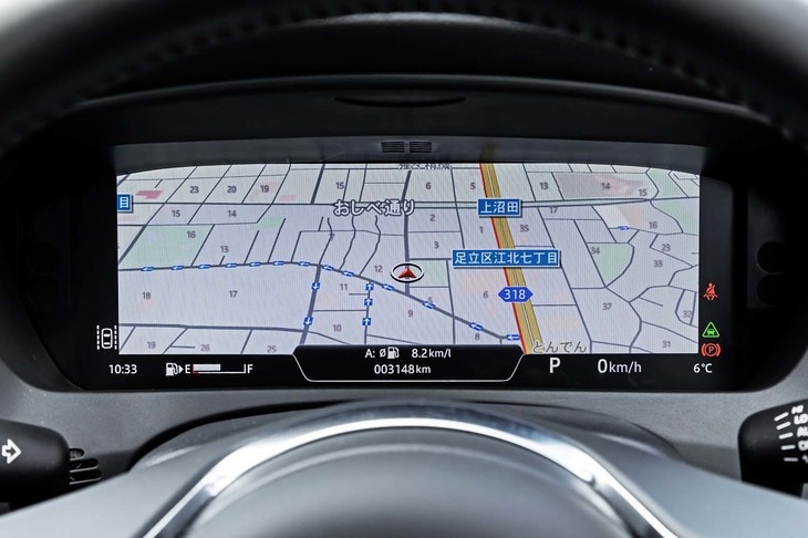 「XE」では、メーターパネル全面を、ナビ表示に切り替えられる。