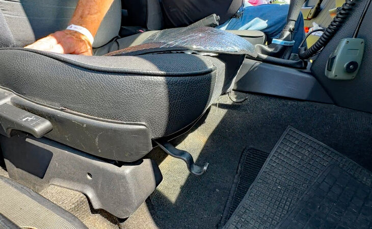 助手席下に残る自動小銃用ラック。