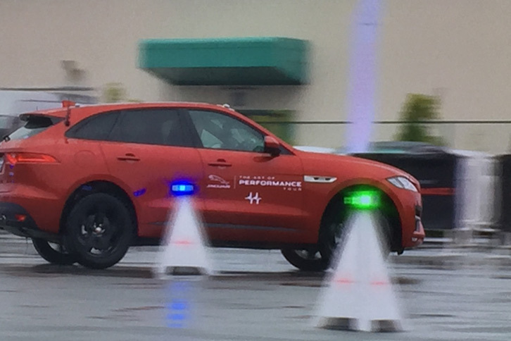 緑色に点灯したコーンの先には青色に点灯したコーンが待ち受ける。２つのコーンの真ん中を通ると高得点を得られる。