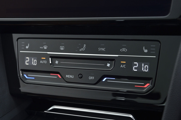 エアコンの操作は、従来型のダイヤルスイッチ式からタッチ式コントロールパネルに変更された。「パサート」などに採用されているものと基本デザインは同じとなる。
