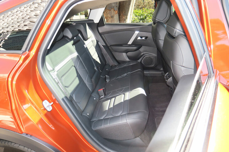 シトロエンC4シャイン（リアシート）