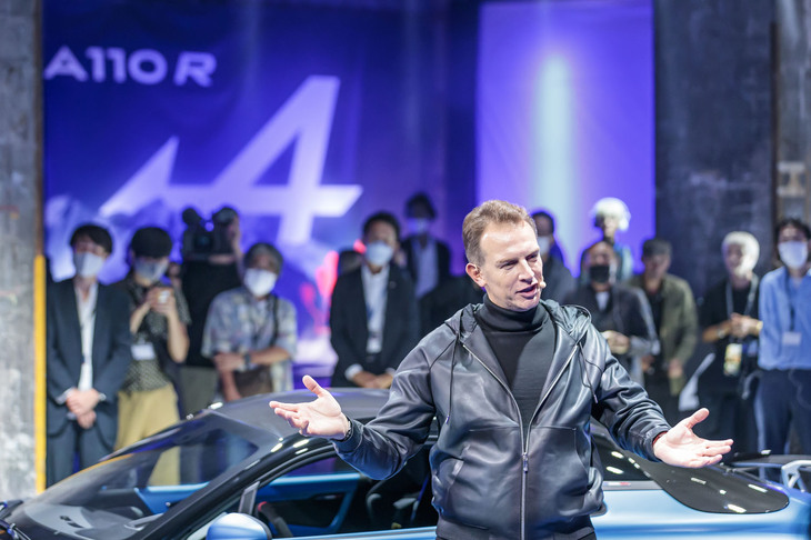 アルピーヌのCEOであるローラン・ロッシ氏が発表会に登壇。