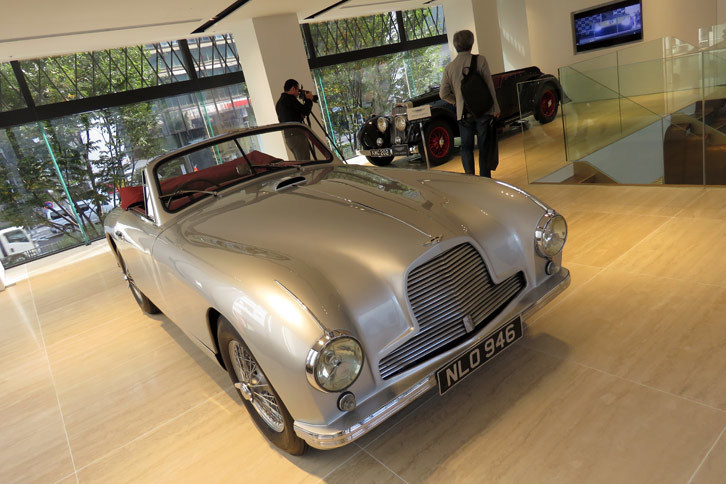 「アストンマーティンDB2」（手前）と、1937年製の「15/98ツアラー」（奥）。