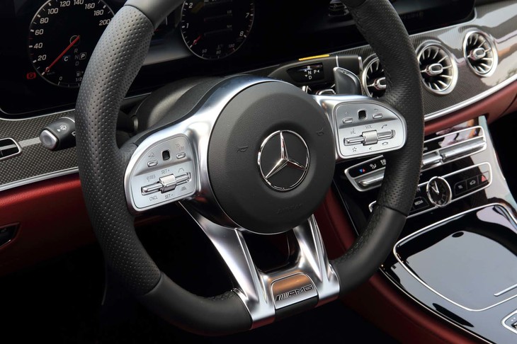 スポークのサイドとボトム部分を絞り込んだ形状のAMGスポーツステアリングを装備。サイド部分のレザーにはパンチング加工が施されている。