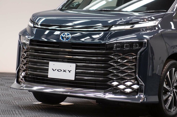 トヨタ・ヴォクシーS-Z＜7人乗り／ハイブリッド車＞（フロントまわり）