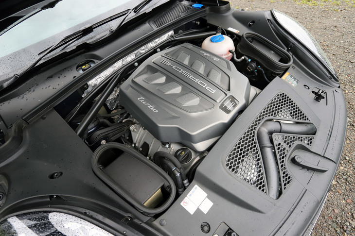 搭載される3リッターV6ツインターボエンジンは、最高出力440ps、最大トルク600Nmを発生。「マカン ターボ」からは40psと50Nmの上乗せとなっている。