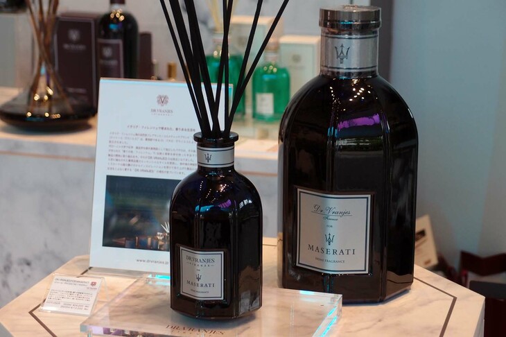 DR.VRANJES（ドットール・ヴラニエス）がマセラティとのコラボレーションで提供するフレグランス、「DR.VRANJES for MASERATI」。「トップノートのグリーンシトラスに、マセラティの内装を思わせるレザーやムスクの香りが重なり、深い甘さのなかに力強さを感じさせる」という。価格は500mlで2万4200円。2500mlで11万2200円。