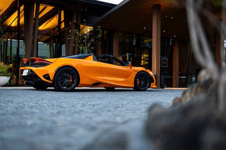 「750S」は2023年に登場したマクラーレンの上級モデル。従来の「720S」より約30％のコンポーネントを変更し、より軽くて速いマシンに仕上げられた。今回はオープントップの「スパイダー」に試乗した。