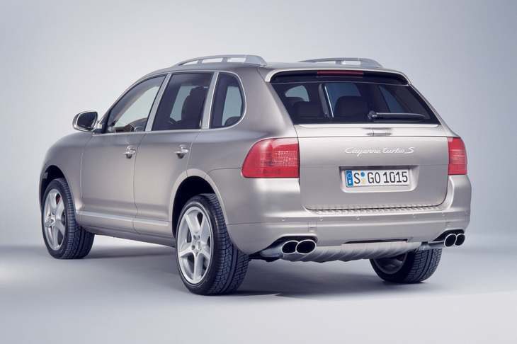 2002年3月のジュネーブモーターショーで発表されたポルシェ初のSUVが「カイエン」だ。写真は2006年に追加設定された、最高出力521PSの4.5リッターV8ツインターボを搭載する「カイエン ターボS」。