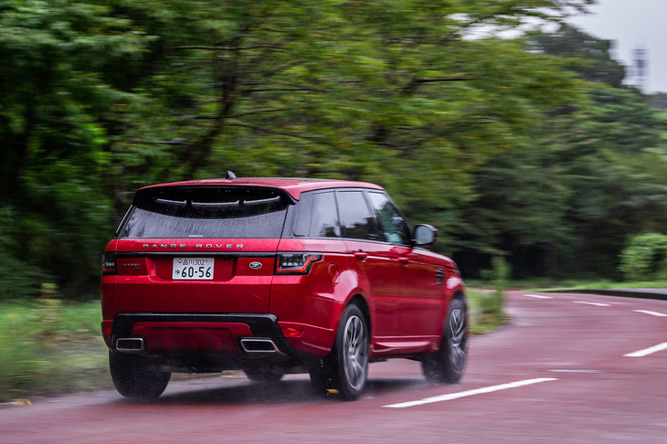 今回試乗した車両のボディーカラーは、追加コストなしで選べる「フィレンツェレッド」。これを含め「レンジローバー スポーツHSEダイナミック」には、全25種類の外装色が用意されている。