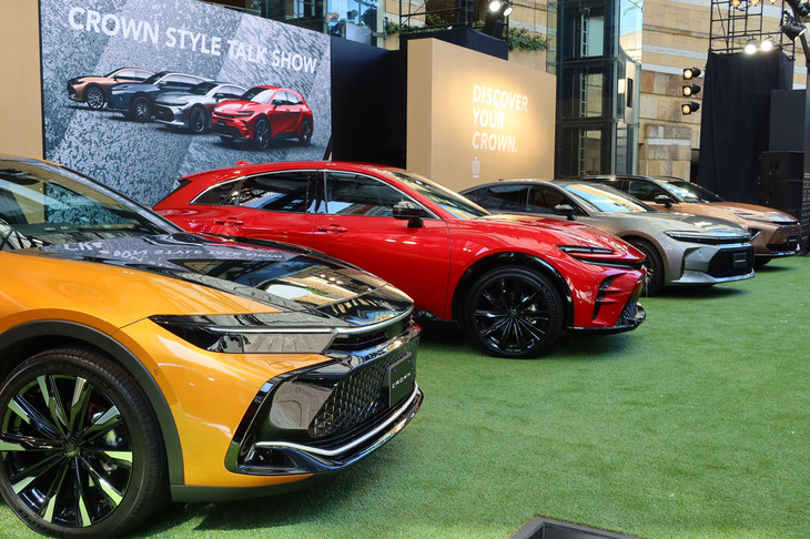 ステージ上に展示された、「クラウン」シリーズ4モデル。写真左手前から順に、「クラウン クロスオーバー」「クラウン スポーツ」「クラウン セダン」「クラウン エステート」。