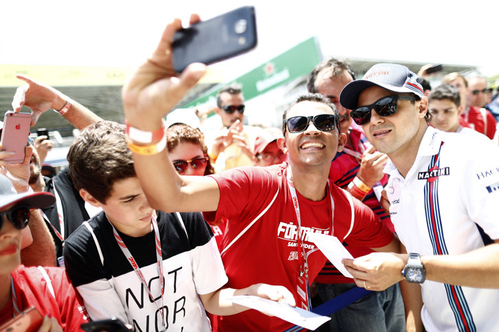 今季限りで引退することを表明しているウィリアムズのフェリッペ・マッサ（右）にとっては最後の母国GP。パウリスタの期待を一身に背負って迎えたレースでは13番グリッドからスタートし上位を目指したものの、ぬれた路面に足元をすくわれスピンし、クラッシュ。故郷に錦を飾ることなくヘルメットを脱いだ。リタイアしてガレージへと戻る道すがら、目に涙をにじませながら地元ファンに別れを告げ、ライバルチームのクルーからも惜しみない拍手が送られた。（Photo=Williams）