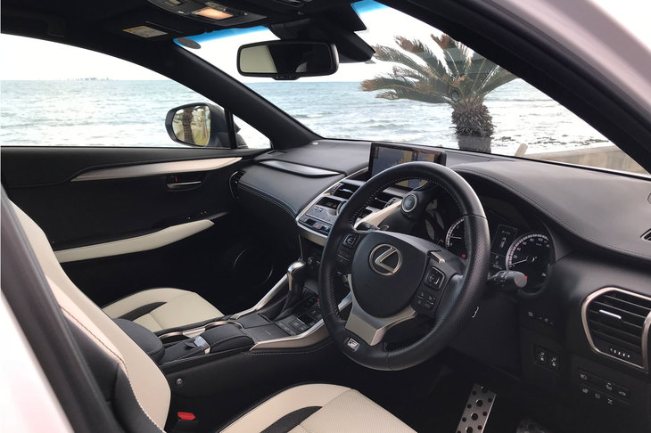 上質感あふれる「レクサスNX300」のインテリア。タイトなコックピットがクルマとの一体感を高めてくれる。