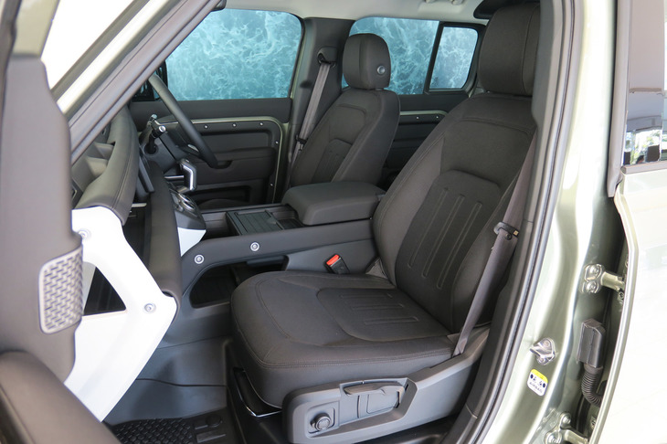 ランドローバー・ディフェンダー110 アドベンチャーパック装着車（1列目シート）