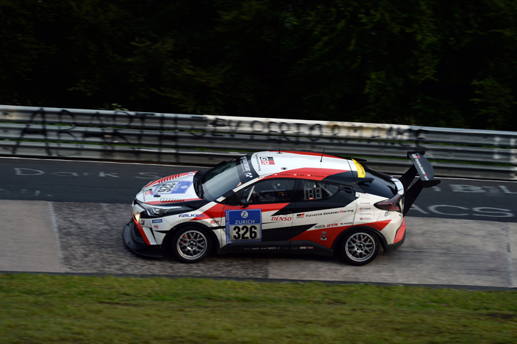 トヨタの社員メカニックを中心に構成されているTOYOTA GAZOO Racingも、素晴らしい活躍を見せた。SP3Tクラスに挑んだ「レクサスRC」はトランスミッションのトラブルでリタイアすることとなったが、SP-PROクラスに挑んだ「レクサスRC F」は総合24位。さらに、注目を集めたクロスオーバーモデルがベースの「トヨタC-HRレーシング」も、途中でガス欠するハプニングがあったものの、総合83位で完走を果たし、SP2Tクラス3位入賞を果たした。