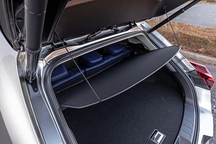 トノカバーは、ソフトな素材を使用した折りたたみ式。不要の場合は付属のケースに入れ、アンダーデッキにしまえる。試乗車には、足の動作でハッチゲートの開閉が行える「ハンズフリーパワーバックドア」が装備されていた。