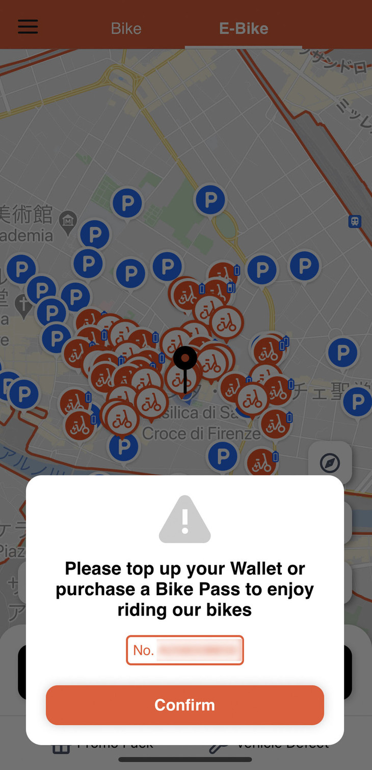 アプリを起動し、車両のQRコードにスマートフォンをかざすと、まずはクレジットカードによる料金チャージを促す表示が。