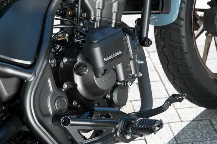 「E-Clutch」は、MCUで制御される2基の小型モーターでクラッチを操作。軽量・コンパクトな設計も特徴で、装着車と非装着車の重量差はわずかに3kgだ。