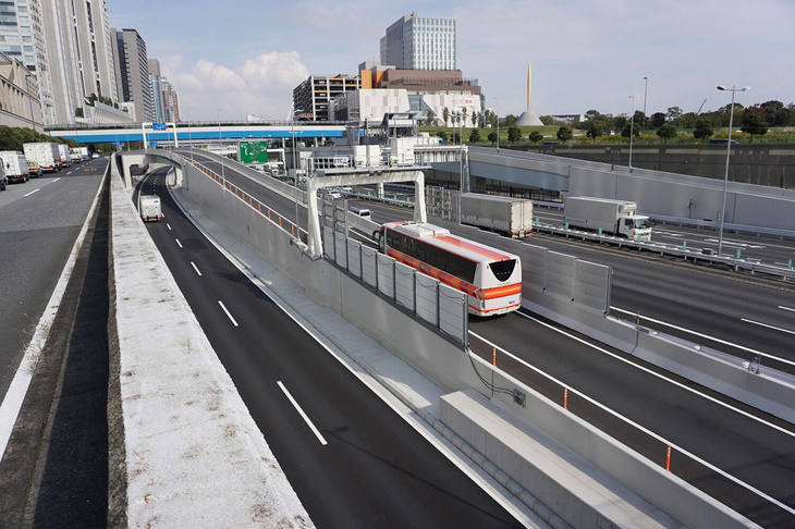 バスが通過する部分が、首都高の臨海副都心インター出口。