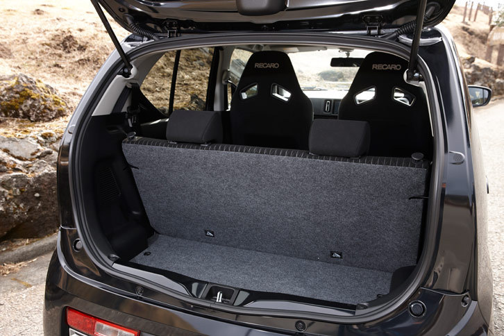 ラゲッジルームの仕様はほかの「アルト」と共通。リアシートは一体可倒式となる。