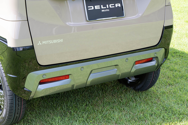 リアのスキッドプレートも上下左右に大型化。4つのソナーがリベット留めのような効果を生み出している。