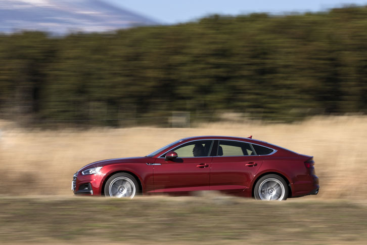 流麗なフォルムは空力的にも洗練されている。「A5スポーツバック」では0.26（欧州仕様車参考値）というCd値を達成している。