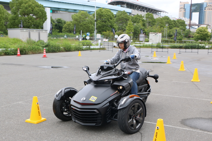 続いては「F3」を試す。同じブランドの三輪オートバイでも、ライドポジションやマシンの動きなどが「RT」とはだいぶ異なる。