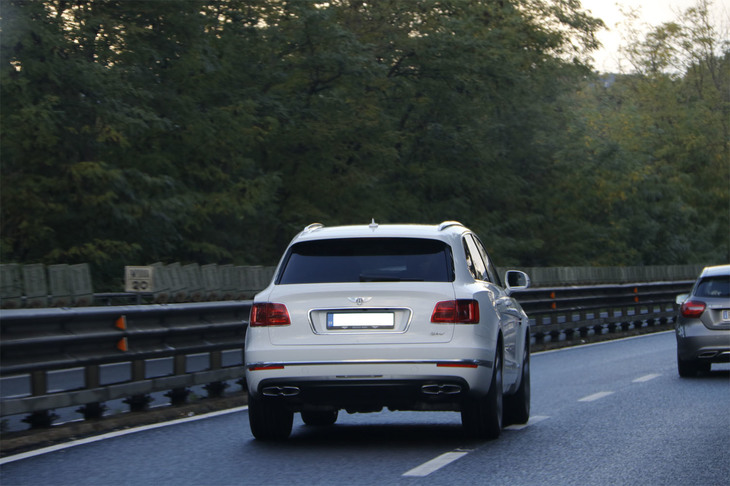 本稿執筆の数日前、筆者が住むシエナの周辺道路で目撃した「ベントレー・ベンテイガ」。スロバキアのナンバーが付いていた。
