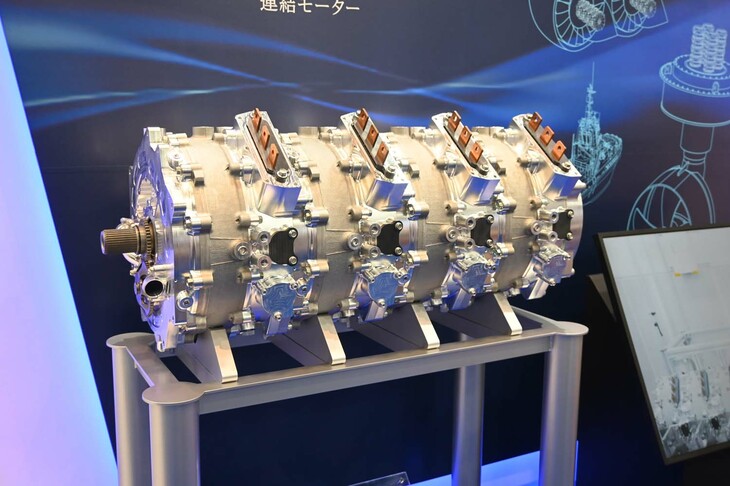 ヤマハは電動パワートレインをメインの展示としていた。写真は、ハイブリッド航空機や船舶への搭載を想定した4連結電動モーター。1基あたり500kWで、合計2MWのパワーを発生する。