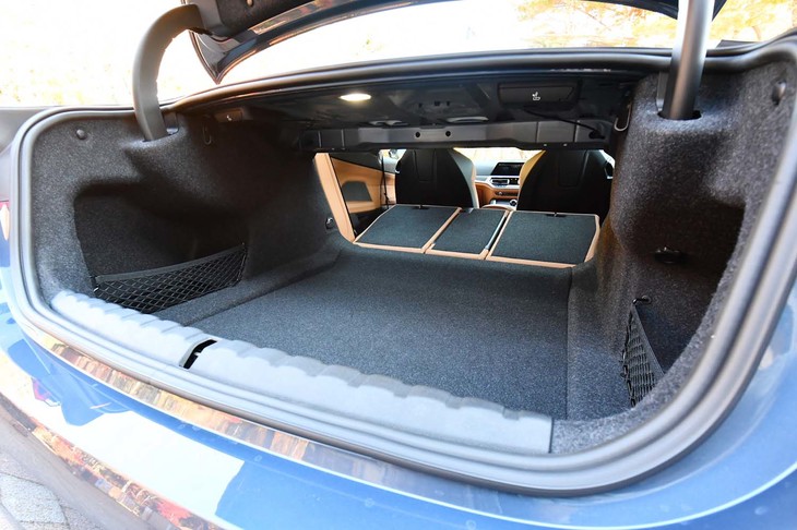 後席を倒し、キャビンとトランクをつなげた状態。長尺物の積載にも対応できる。