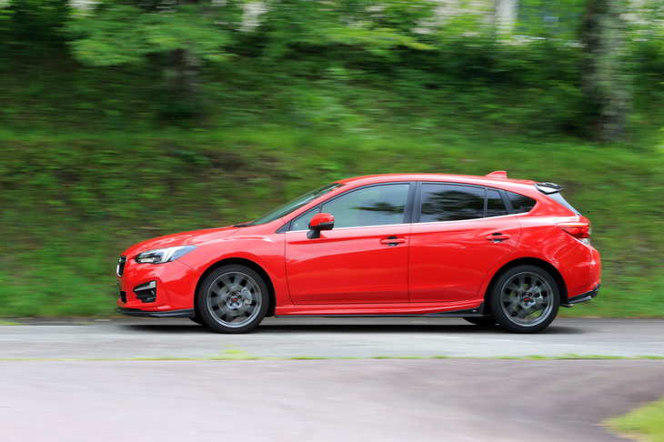 横方向には踏ん張り、縦方向にはいなす。そんなコンセプトに基づいて開発された「フレキシブルパーツ」やボディーの動きを適度に引き締める「ラテラルリンクセット」が、上質なフットワークの実現に一役買っている。