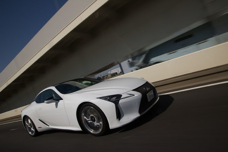 続いて試乗したのはハイブリッドモデルの「LC500h“Lパッケージ”」。ボディーカラーは「ホワイトノーヴァガラスフレーク」。