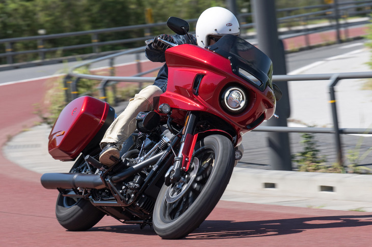 最新のモデルらしく電子制御の機能も充実。コーナリングに対応したABSやトラクションコントロール、ドラッグトルクスリップコントロールなどが採用される。