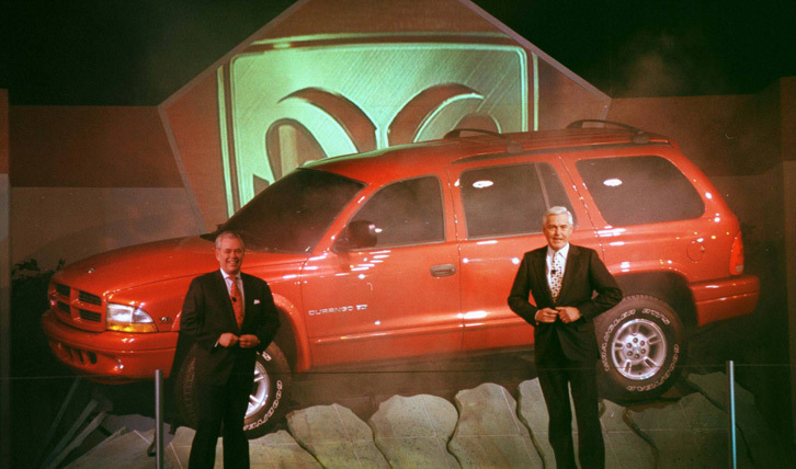 1997年のショーにおいて、床から出現した「ダッジ・デュランゴ」を紹介する、クライスラーのボブ・ラッツ（右）とボブ・イートン（左）。