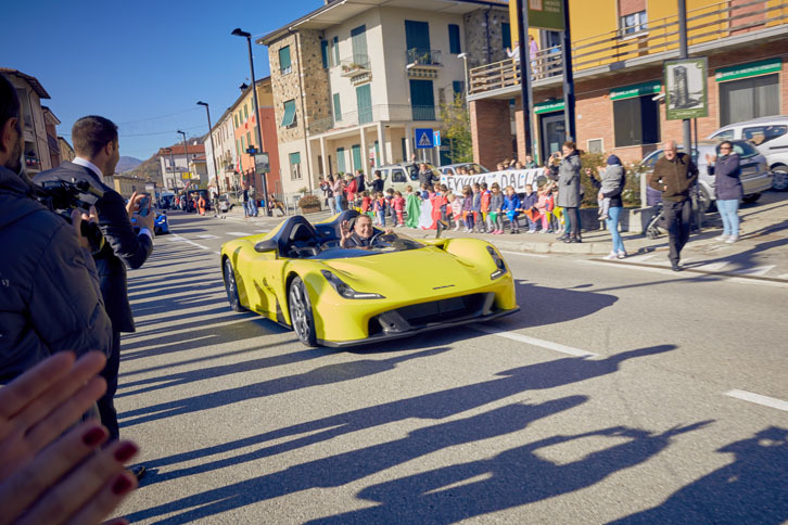 発表会を終え、新工場を見学したのち、ジャンパオロ・ダラーラ本人が完成したばかりの「ストラダーレ」を駆って街中をドライブするというサプライズが。同時に数台のローンチエディションがバリラ氏など、招待された有名エンスージアストに納車された。