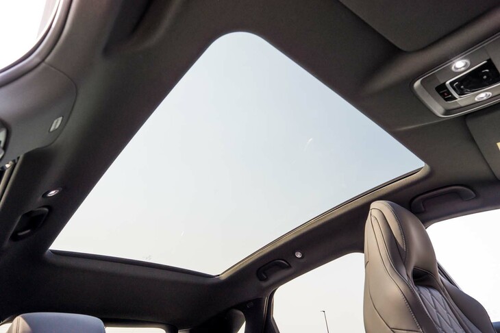 頭上には巨大なガラスルーフが。ガラス面積2.1平方メートルという広さで、車室内に開放感をプラスする。