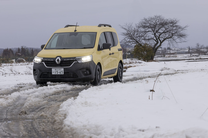 しぶきが上がるようなシャーベット状の雪道も余裕でクリア。ただ走れるだけでなく路面のコンディションが分かりやすいので安心感すら覚える。