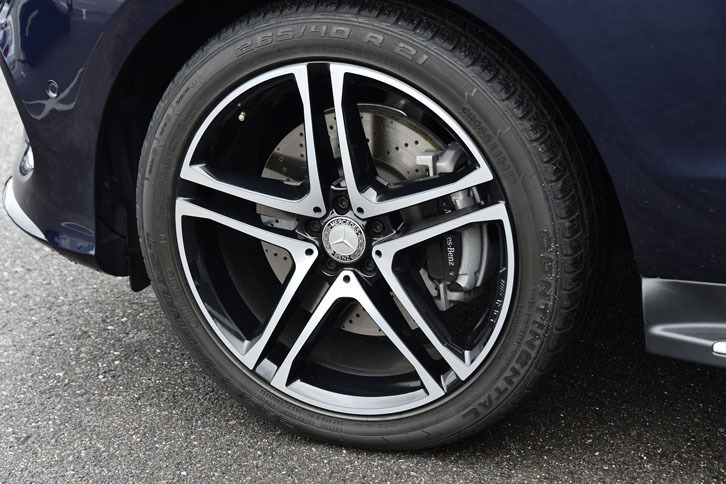 タイヤ径は21インチ。試乗車は「コンチネンタル・コンチクロスコンタクト」を履いていた。