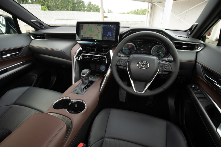 インテリアについては、上質感や包まれ感、車内全体の一体感などを重視して、各部の造形やサーフェイスなどを決定。デザインコンシャスなモデルだけに、内装色や表皮の種類も複数用意される。