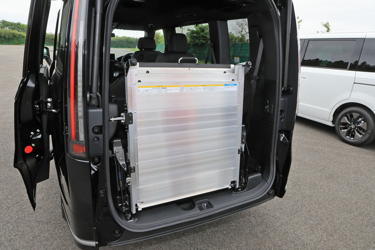 ホンダ・ステップワゴン スパーダ 車いす仕様車 2-3列目乗車タイプ